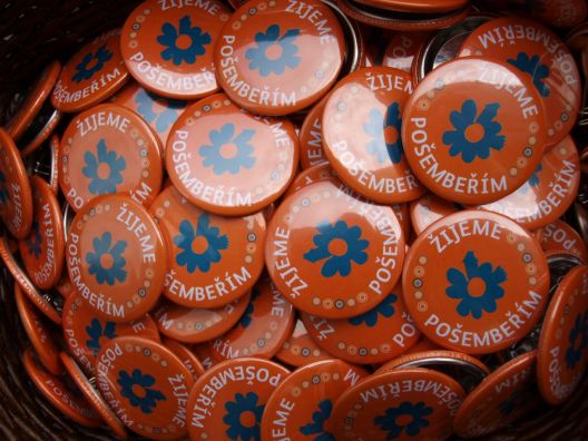 Placky "ŽIJEME POŠEMBEŘÍM"